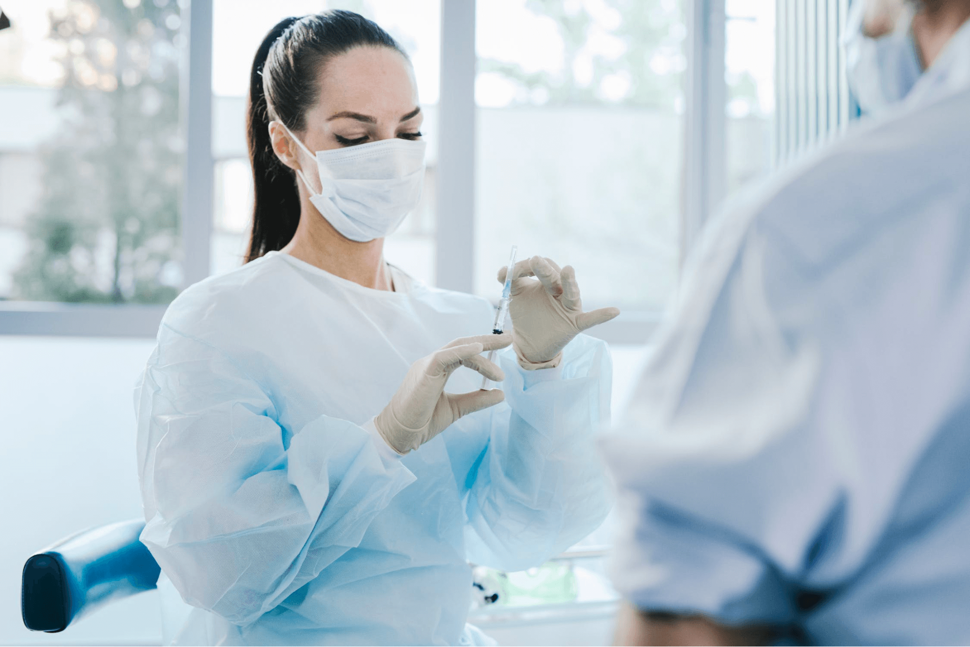 Disposable gowns: fewer surgical site infections during high-risk  procedures | L&R Prevent and Protect